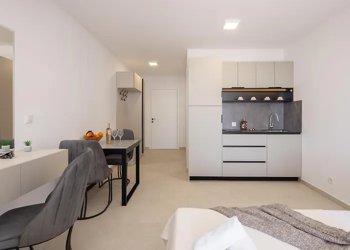 Number Xi - Beachfront & Pool Lejlighed Jesenice (Split-Dalmatia)