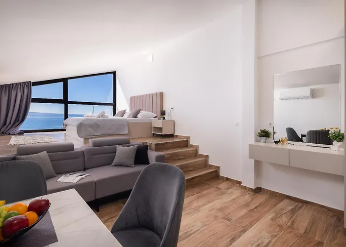 Number Xi - Beachfront & Pool Jesenice (Split-Dalmatia)