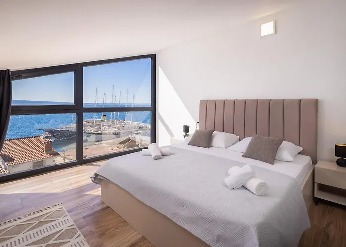 Number Xi - Beachfront & Pool Jesenice (Split-Dalmatia)