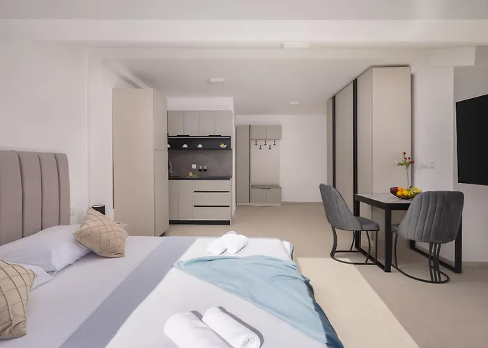 Number Xi - Beachfront & Pool Lejlighed *