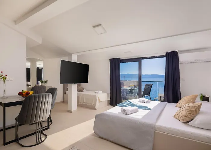 Number Xi - Beachfront & Pool *