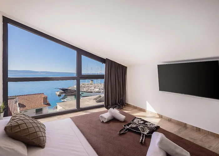 Number Xi - Beachfront & Pool Jesenice (Split-Dalmatia)