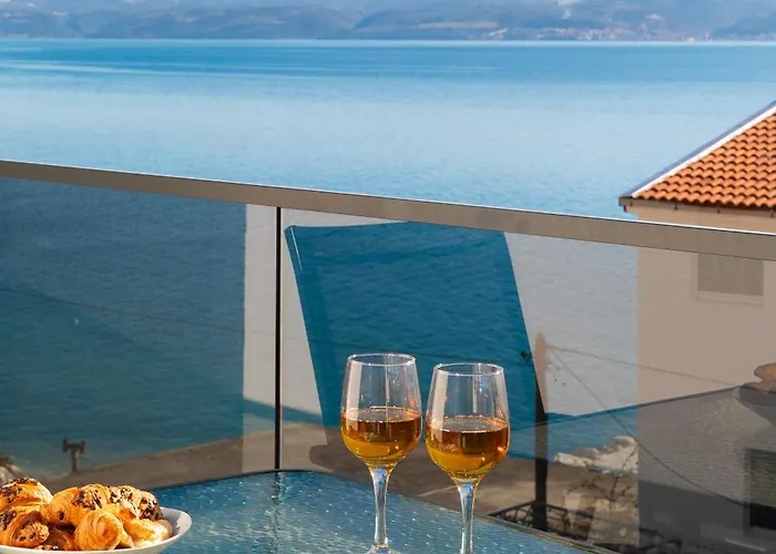 Number Xi - Beachfront & Pool * Jesenice (Split-Dalmatia)