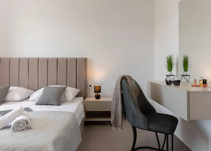 Number Xi - Beachfront & Pool * Jesenice (Split-Dalmatia)