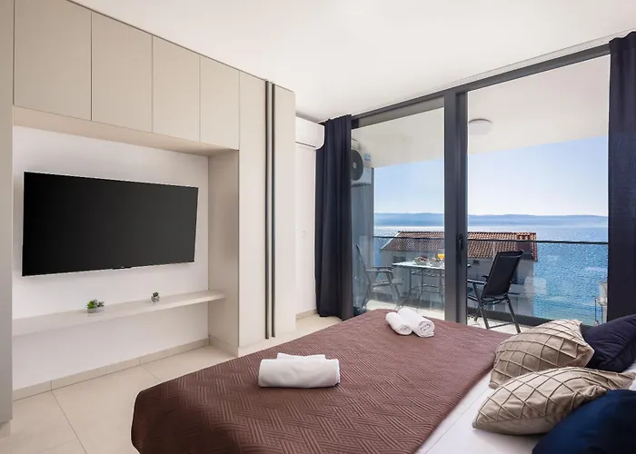 Number Xi - Beachfront & Pool