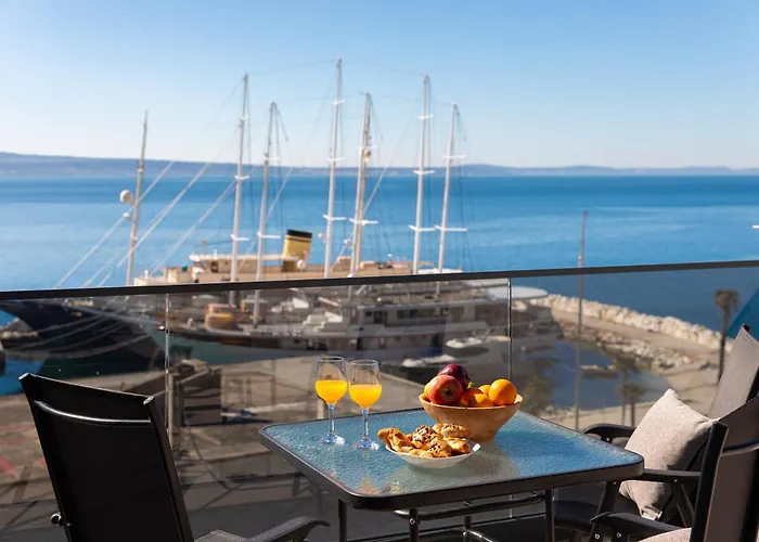 Number Xi - Beachfront & Pool Jesenice (Split-Dalmatia)