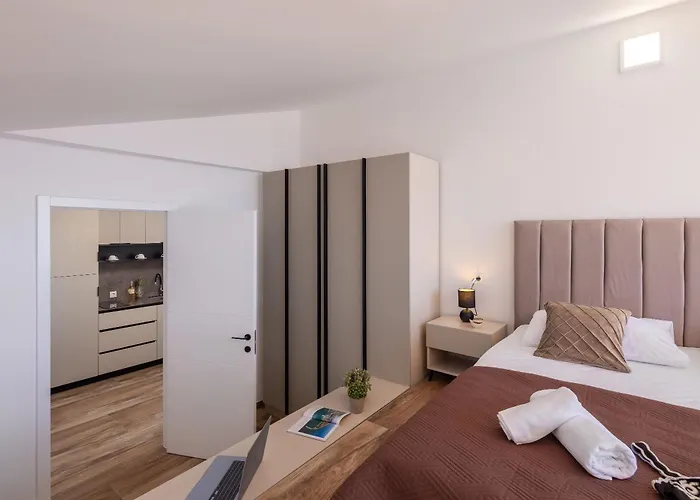 Number Xi - Beachfront & Pool * Jesenice (Split-Dalmatia)
