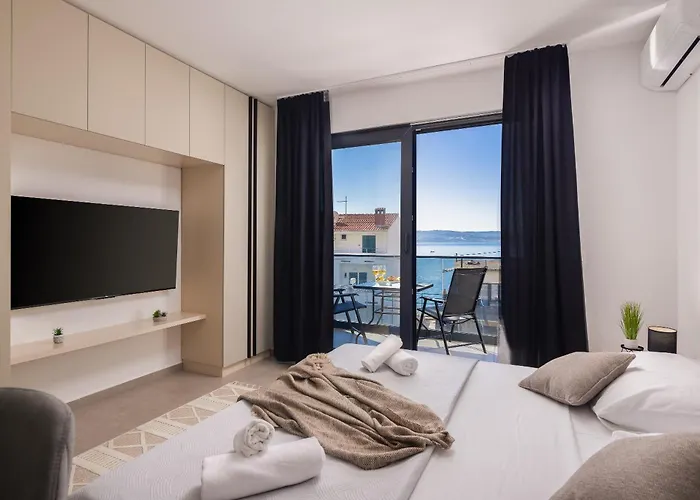 Number Xi - Beachfront & Pool