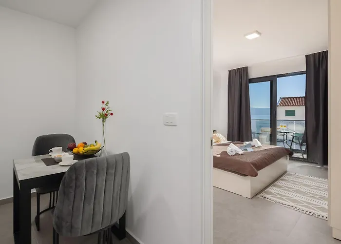 Number Xi - Beachfront & Pool Lejlighed Jesenice (Split-Dalmatia)